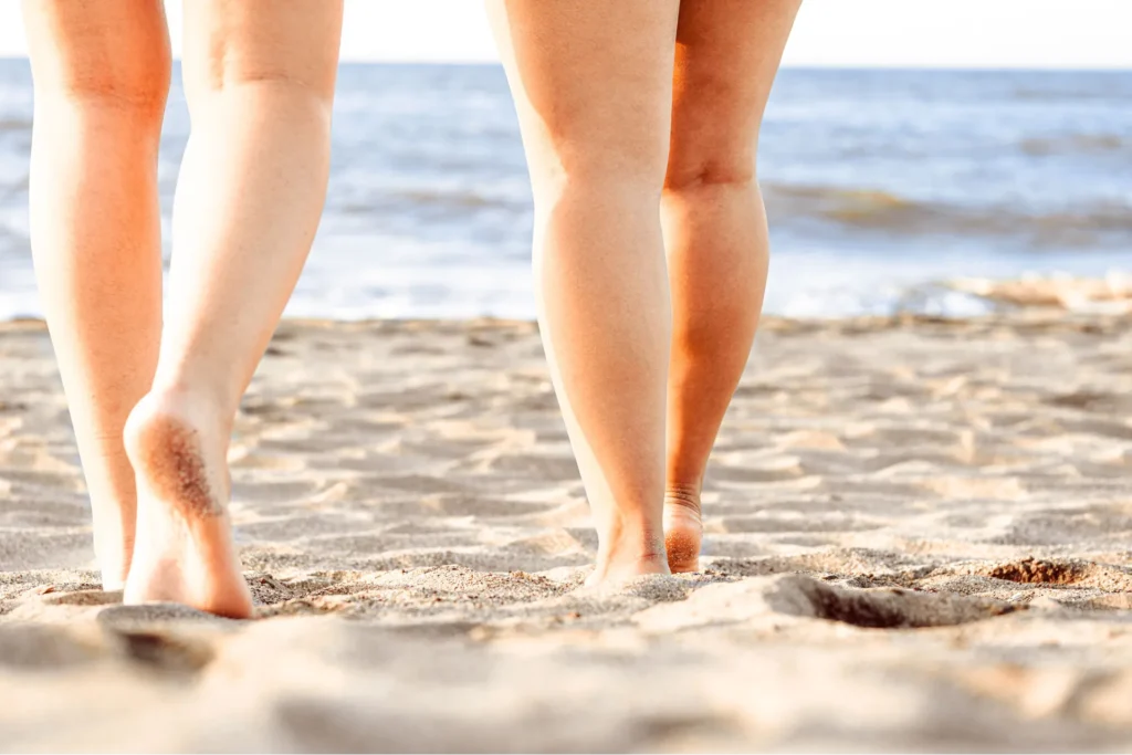 Coppia di persone che cammina sulla spiaggia